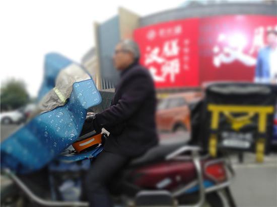 This 54-year-old food delivery man works 12 hours a day to support his jobless son