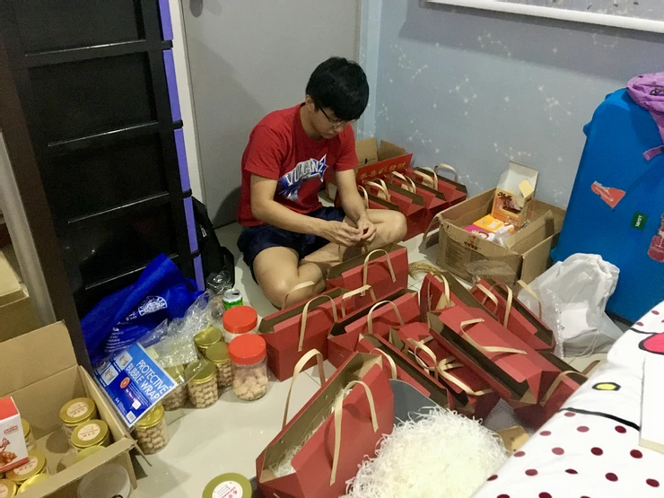 Couple shares “chain of happiness” with snacks giftbox