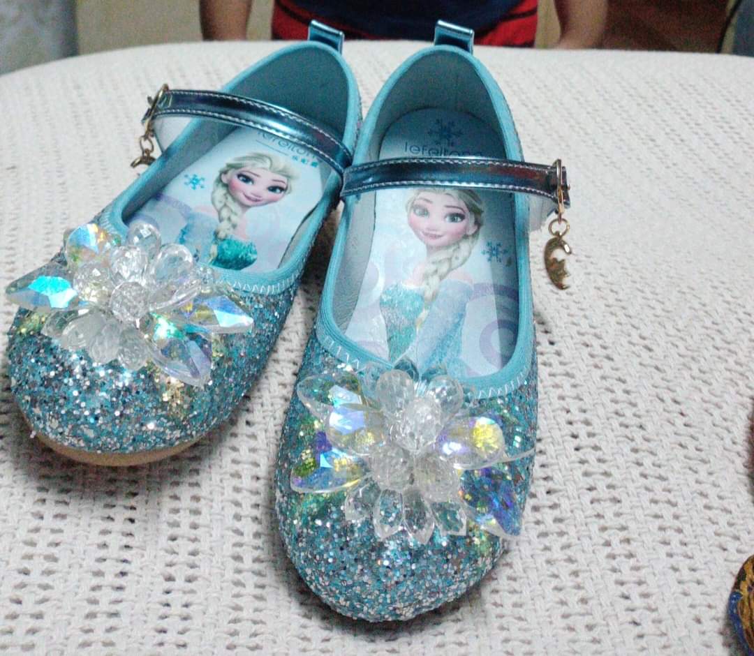 M'sian mum surprised after 5-year-old kid ordered two pairs of "Elsa" shoes online