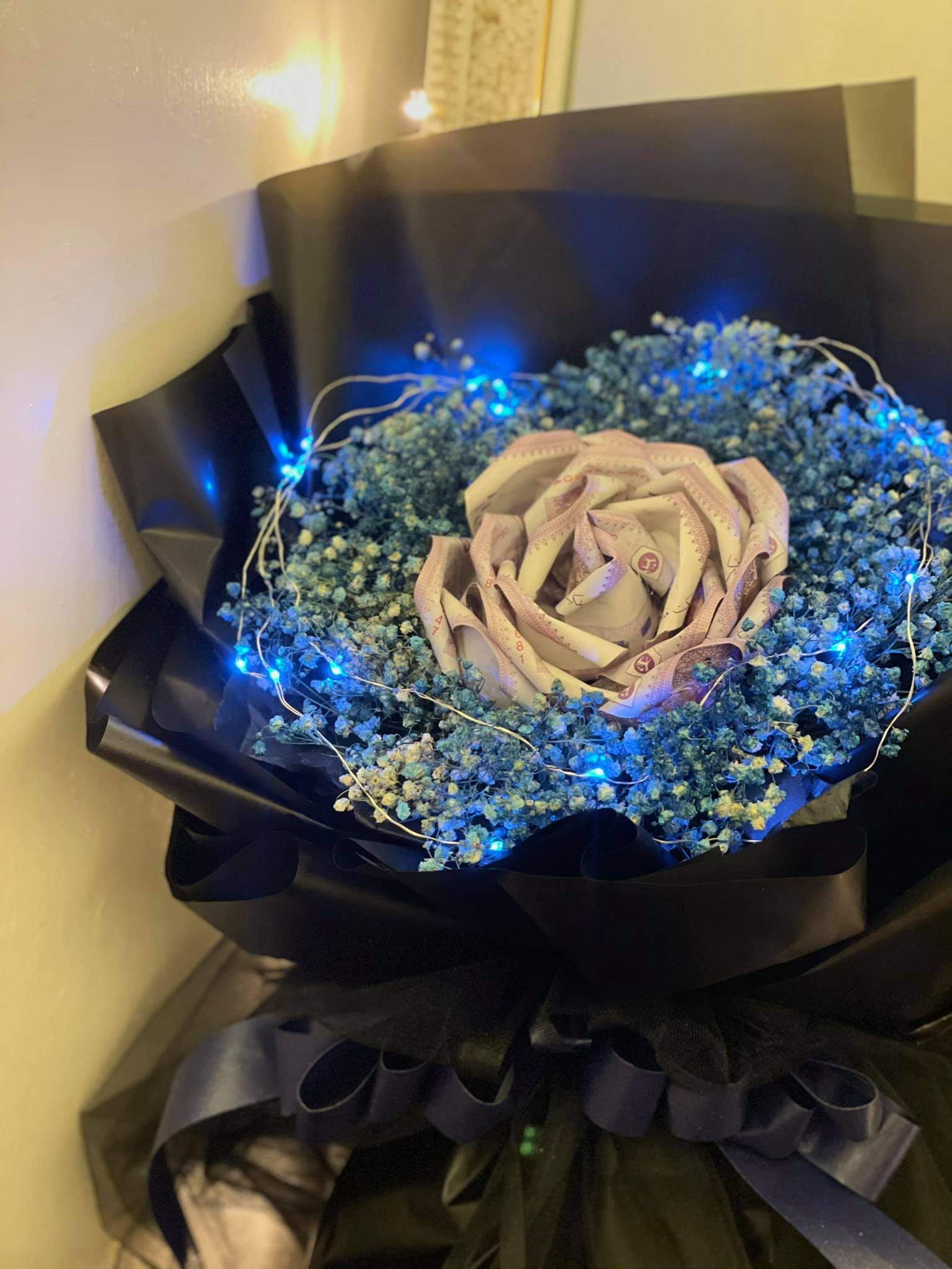 "Just gift either money or flowers" Lady shares unhappy experience with money bouquet