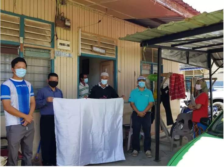“Remove white flag or be fined RM50,000!” Village threatened with fine over cry for aid