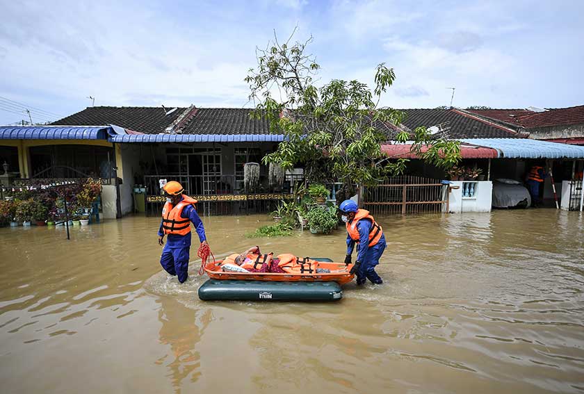 Woman forgoes Deepavali celebrations to save senior citizen who was trapped in flood waters