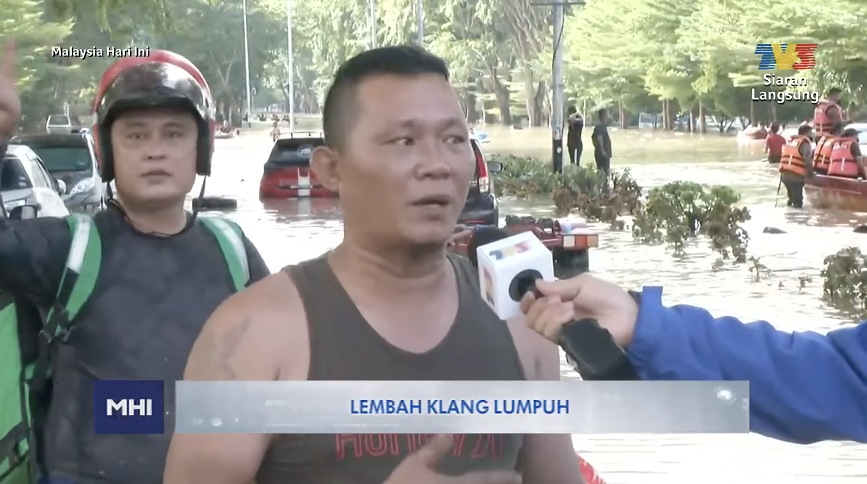 Delivery abang on the camera
