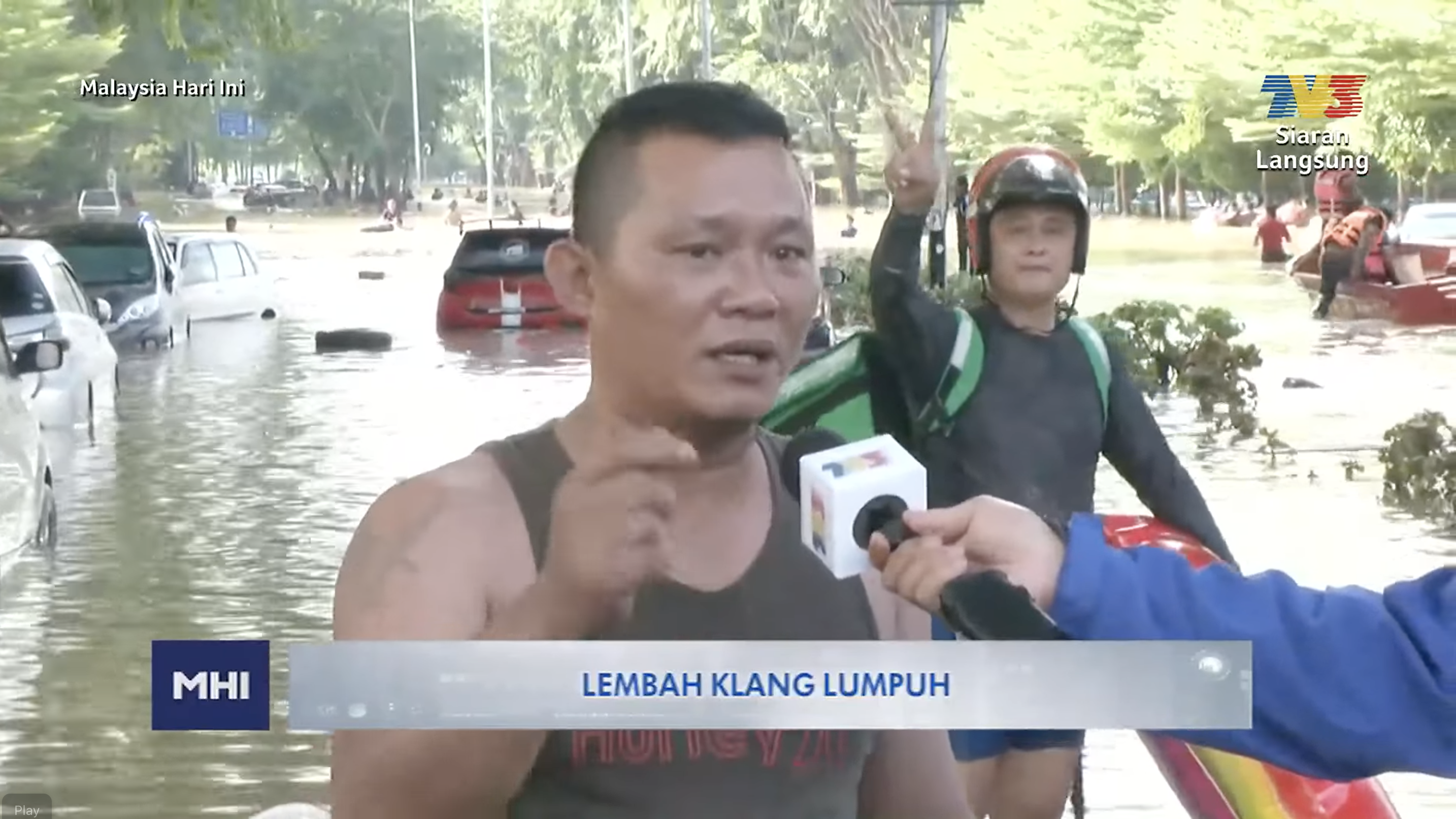 Delivery abang turn his head back