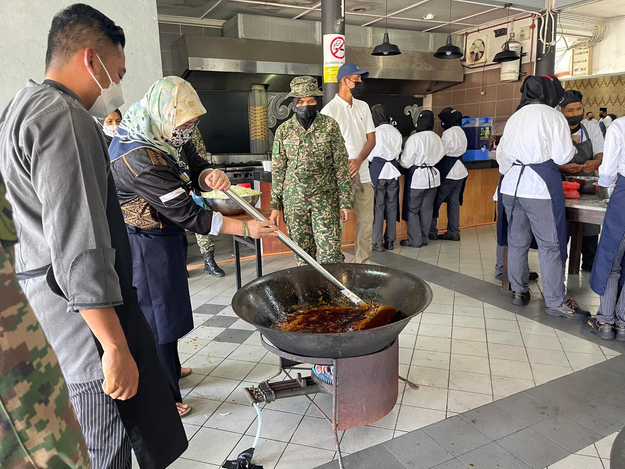 Her Majesty cook for flood victims 3
