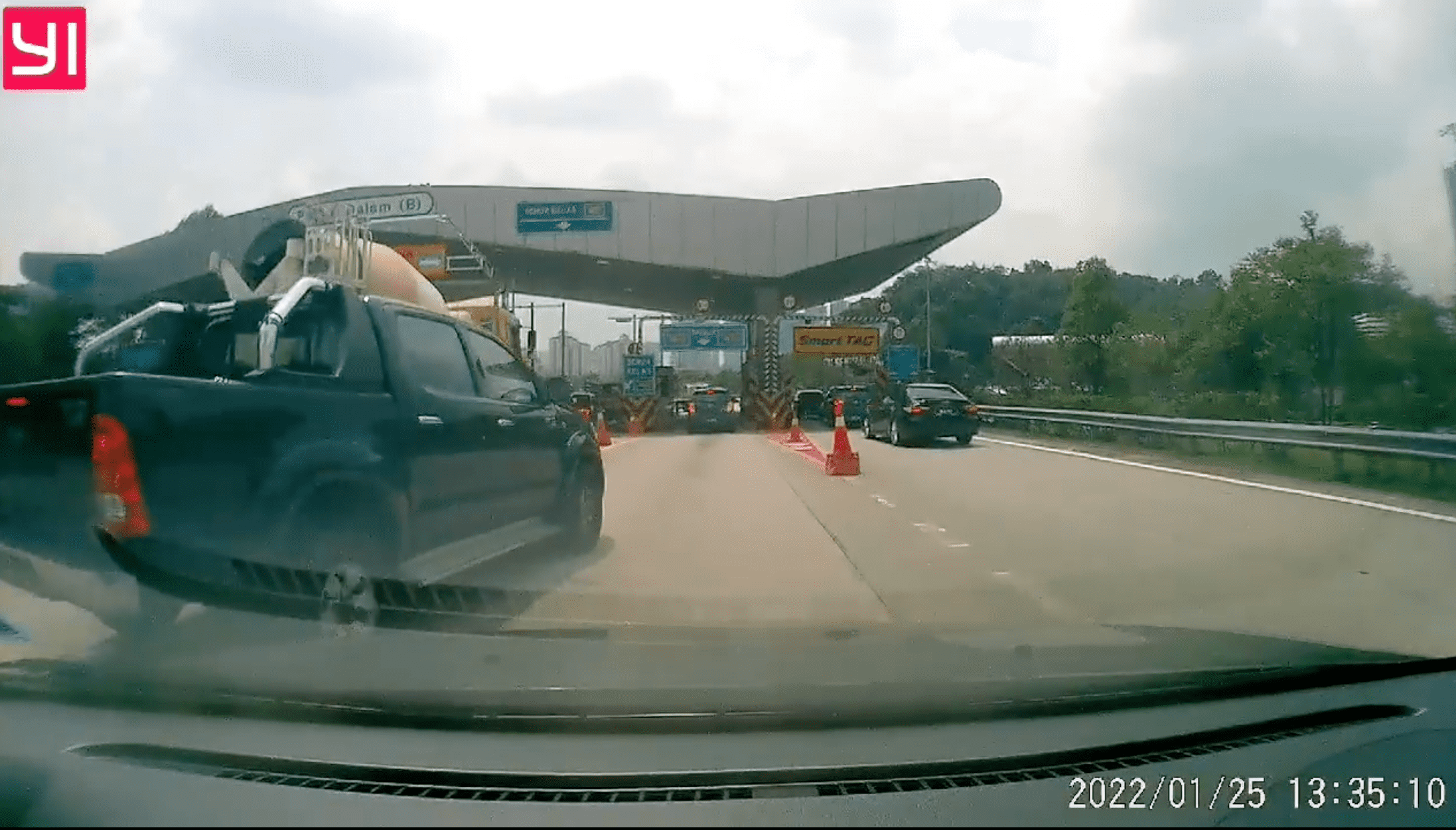 Hilux Karen cuts lane and shout at Woman 01