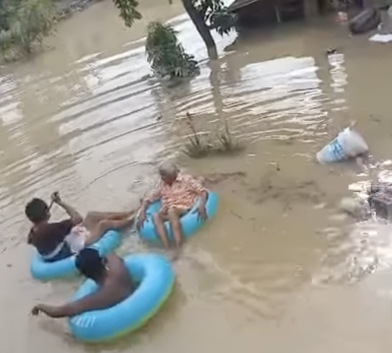 M'sian help stranded parents in flood using life saver
