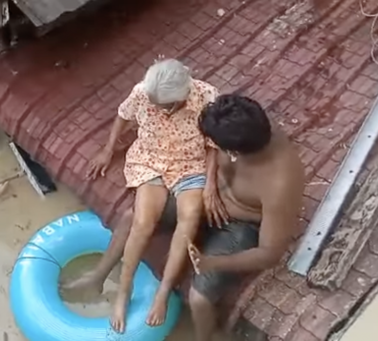 M'sian help stranded parents in flood using life saver