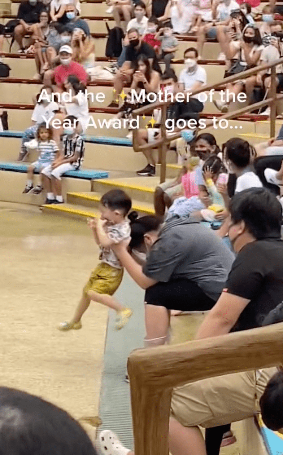 SG mum uses her child as umbrella in Sg Zoo 03-min