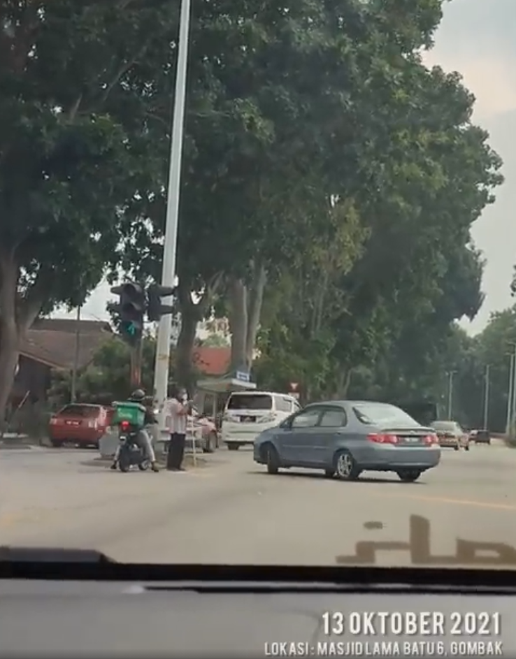 Female Grab rider stops to help blind man cross a busy road in Gombak, earns praise online