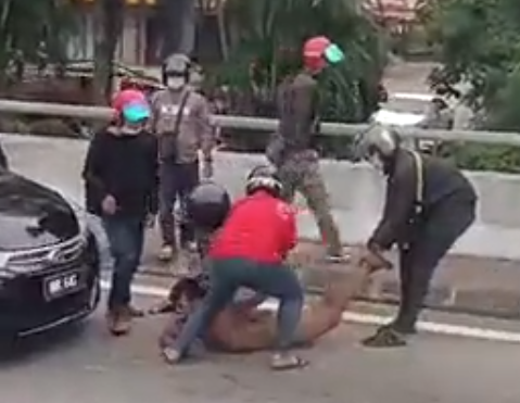 Road users trying to apprehend the man