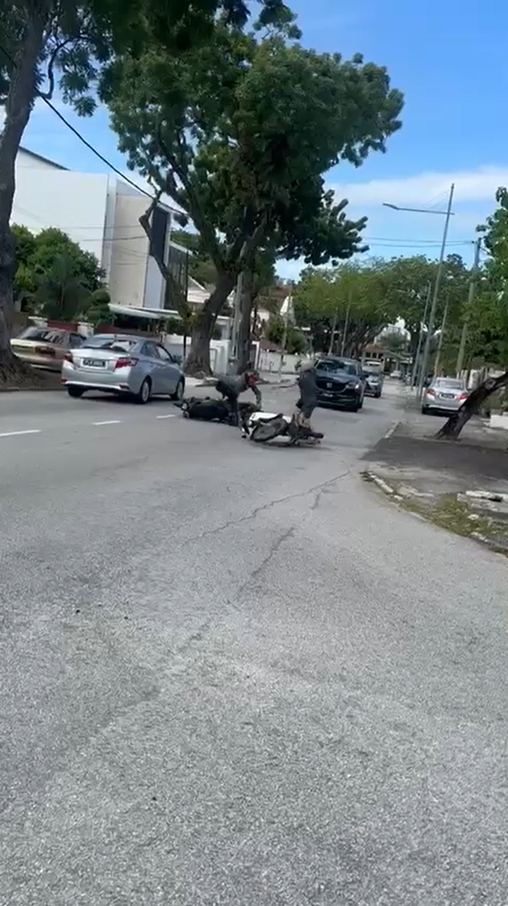Aunty scuffling with robber in Penang