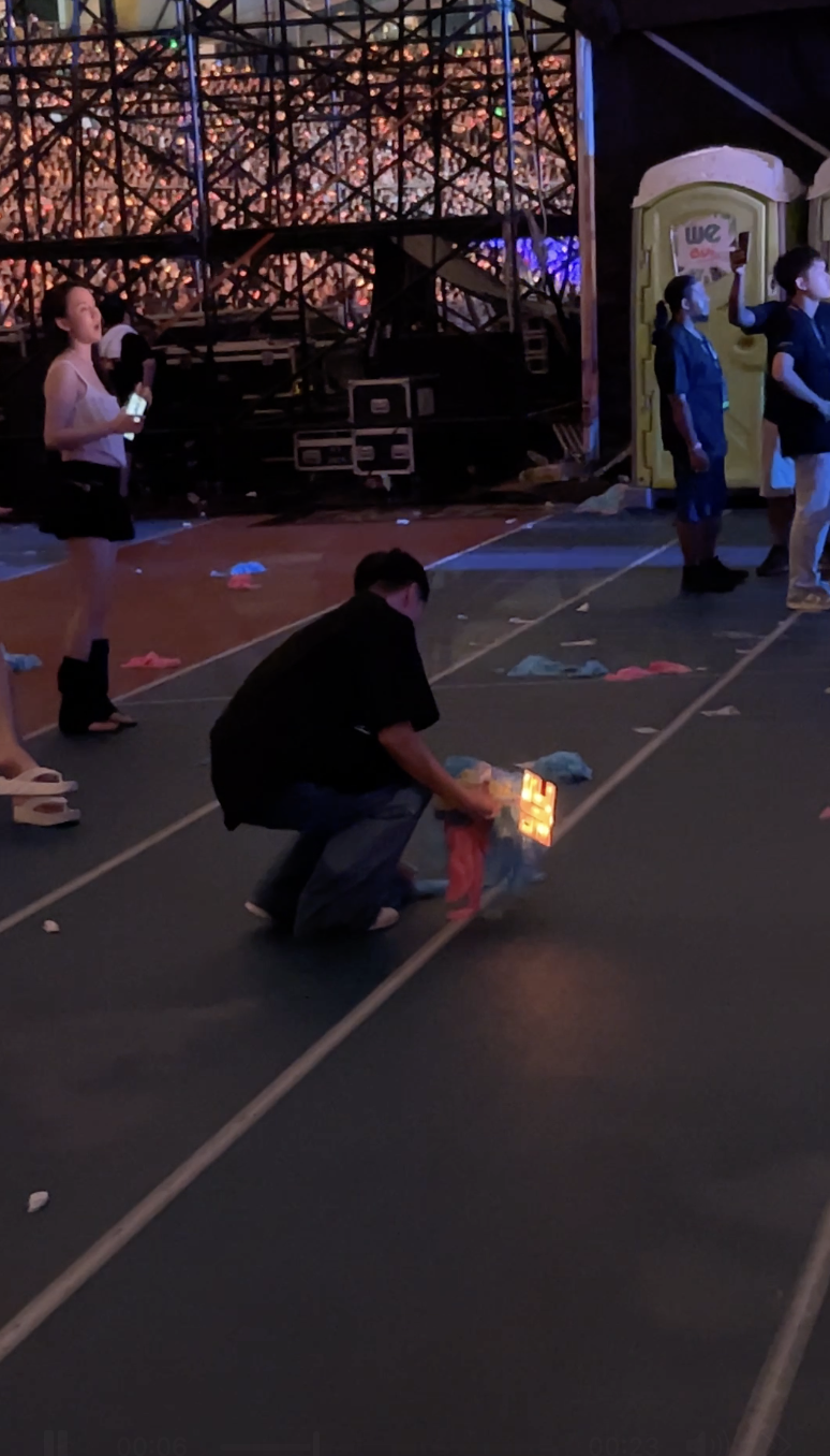 Der Ting M'sian Radio DJ 2 Picking up rubbish at JJ Lin concert 2