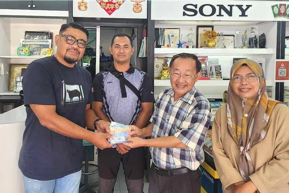Heng returns lost RM980 to owner