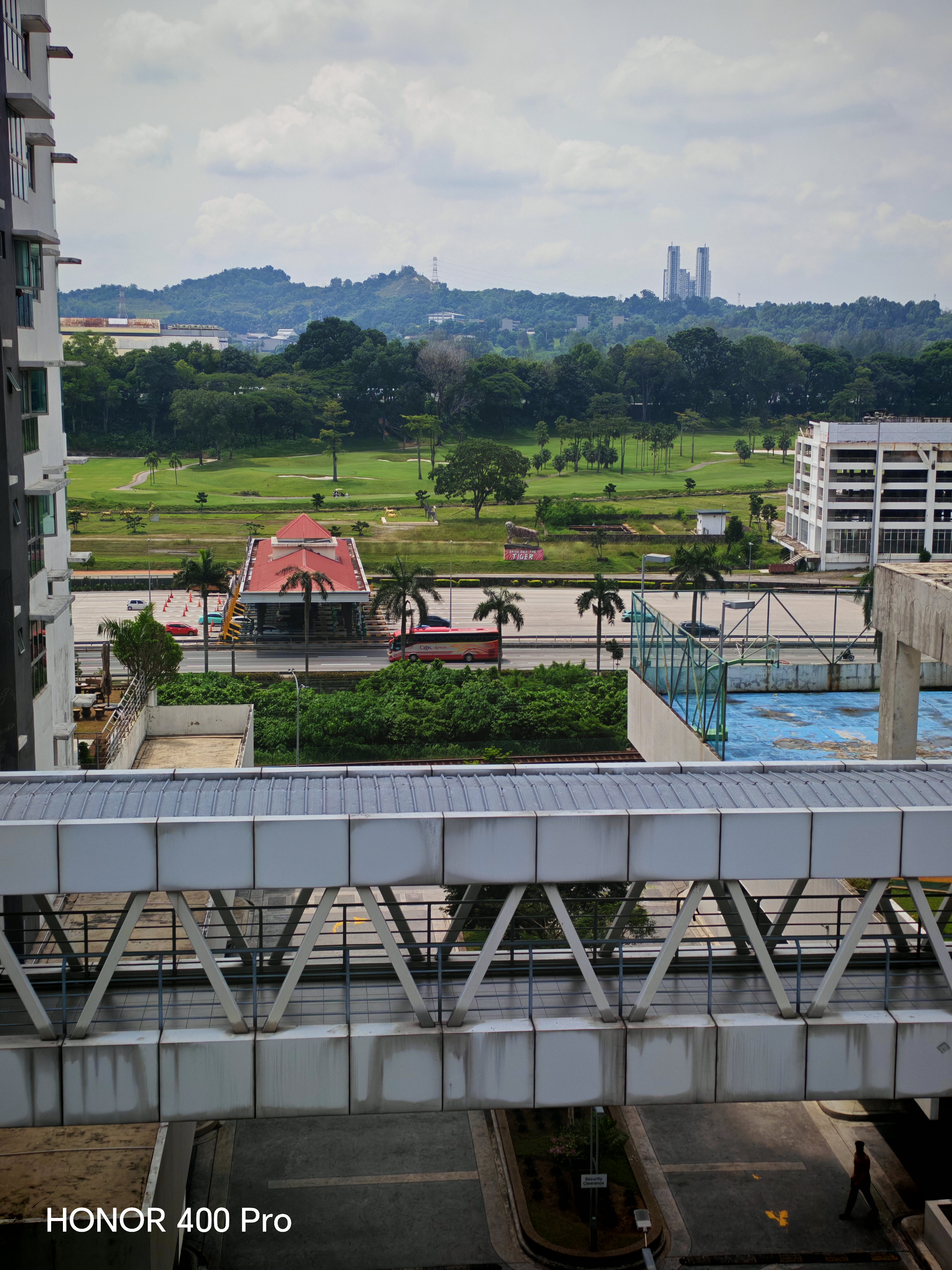 HONOR 400 Pro 50MP telephoto that zooms up to 50x