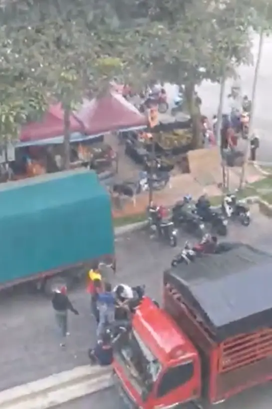 Netizen annoyed at 'Covidiots' that 'lepak' at durian stall despite 13215 Covid-19 cases today