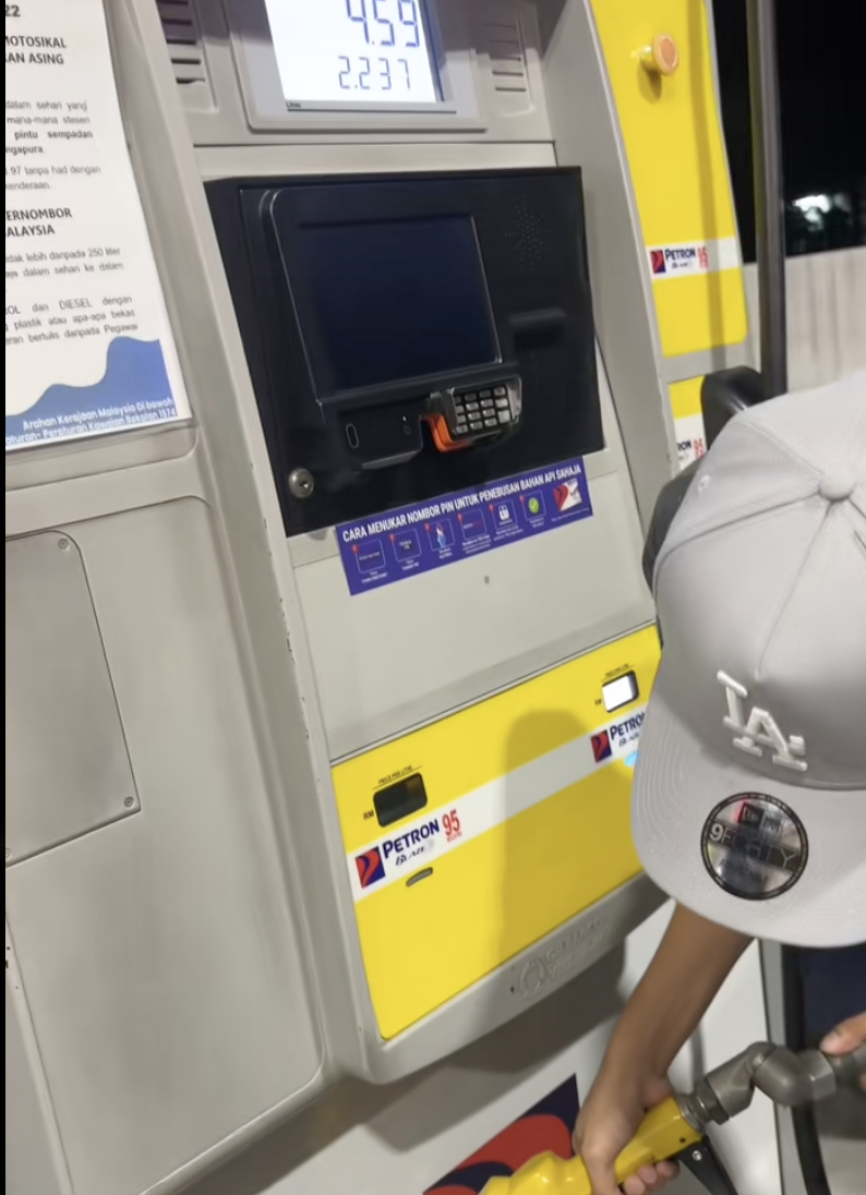 M’sian Driver Stunned After Seeing Kids Pushing Car At 12am, Learns They Only Had RM2 For Petrol