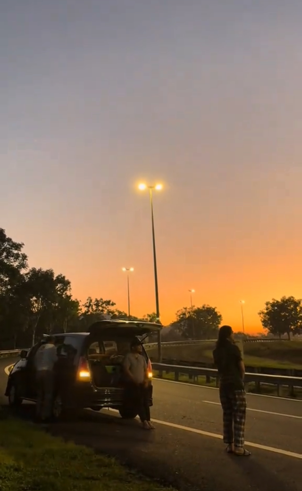 M'sian Friends Stay Positive & Run 44 Minutes For Petrol After Car Breaks Down On LPT At Sunrise