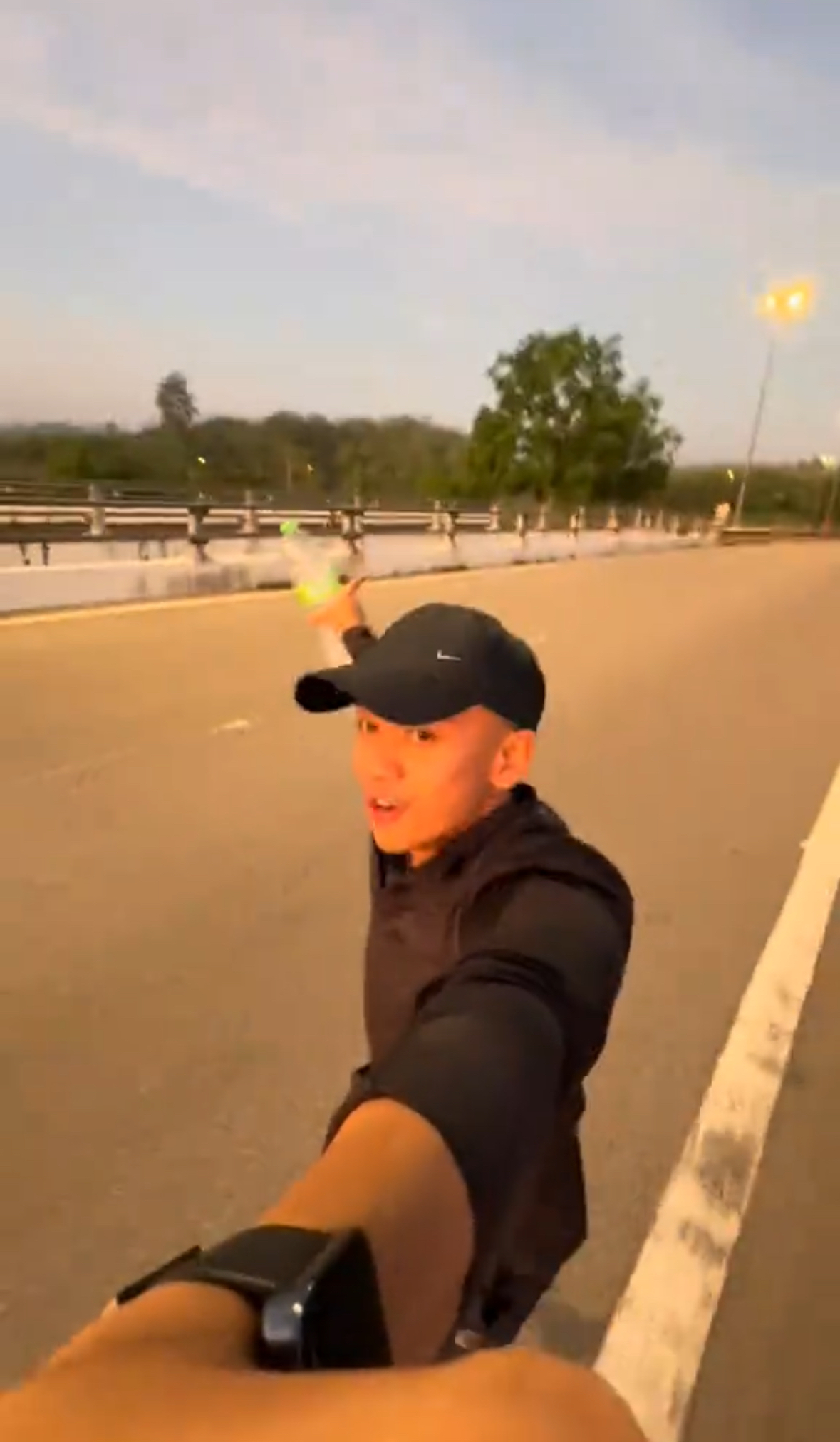 M'sian Friends Stay Positive & Run 44 Minutes For Petrol After Car Breaks Down On LPT At Sunrise