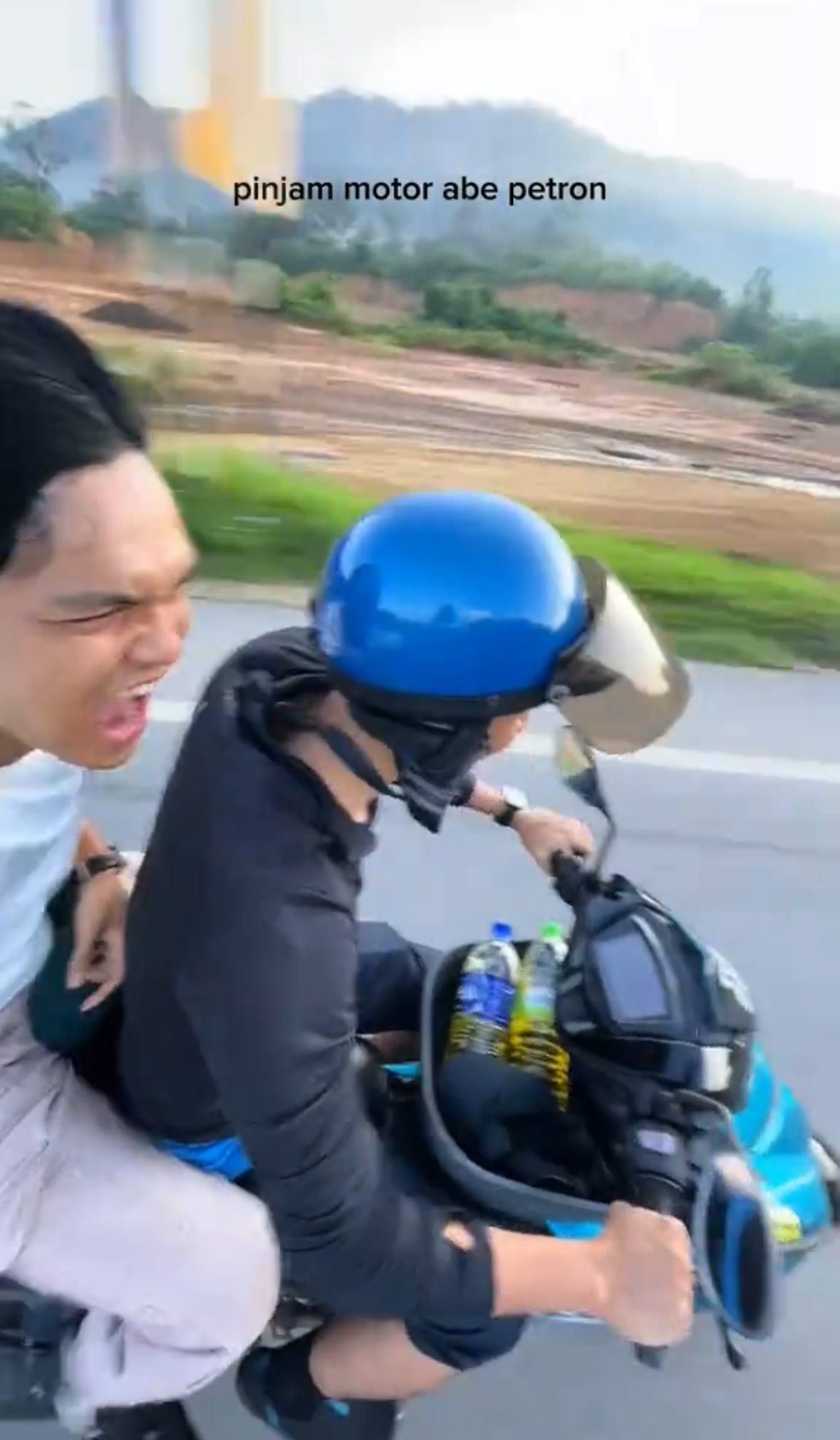 M'sian Friends Stay Positive & Run 44 Minutes For Petrol After Car Breaks Down On LPT At Sunrise