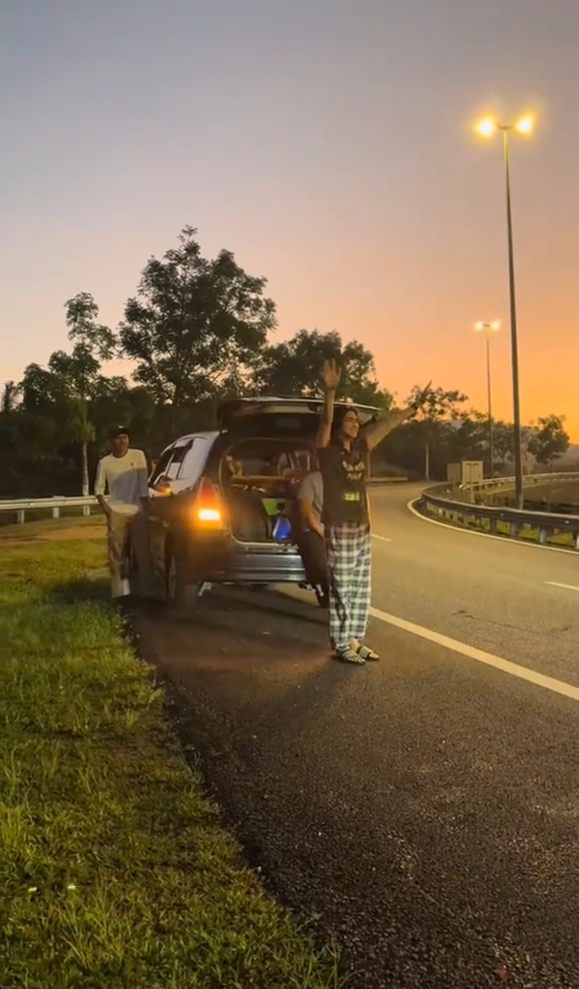 M'sian Friends Stay Positive & Run 44 Minutes For Petrol After Car Breaks Down On LPT At Sunrise