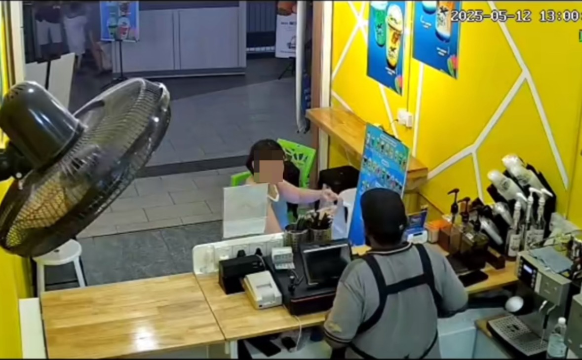 M'sian Woman Throws Plastic Bag & Walks Out Without Ordering At Penang Drink Stall