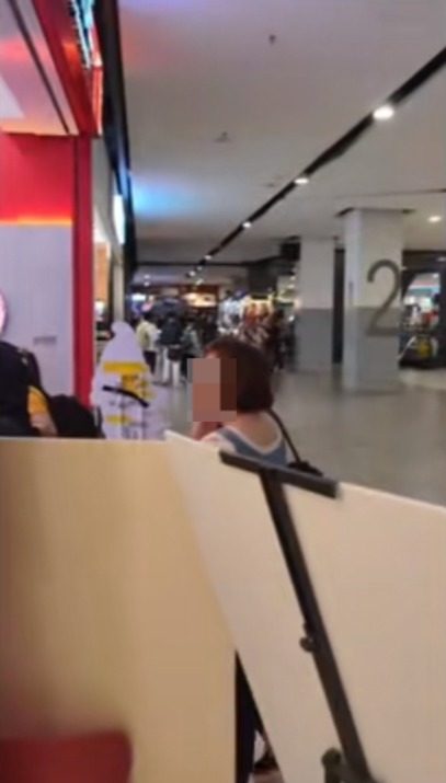 M'sian Woman Throws Plastic Bag & Walks Out Without Ordering At Penang Drink Stall