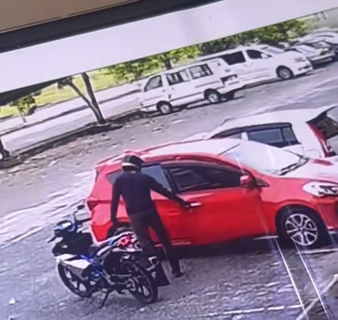 M'sian Woman’s Wallet Stolen From Unlocked Myvi While She Was In Store For A Few Minutes