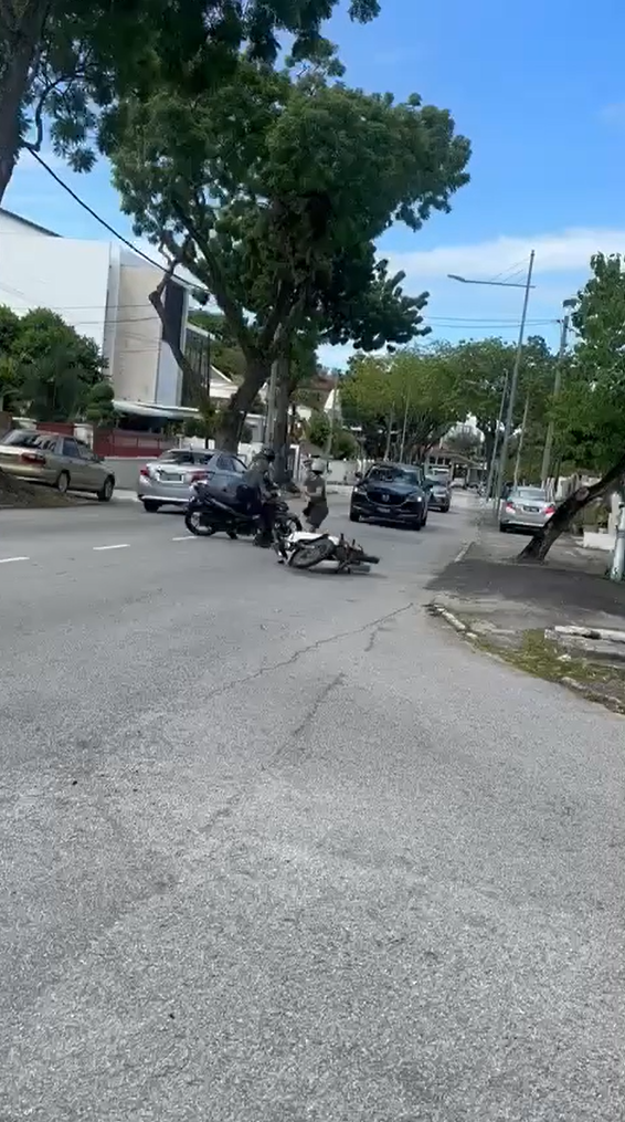 Penang aunty tries to stop robber from leaving
