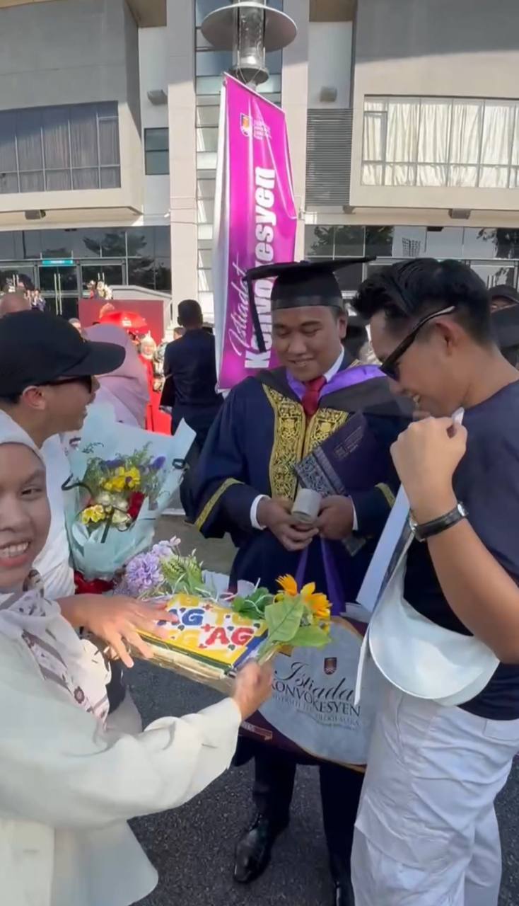 Graduan terima hadiah ayam gepuk