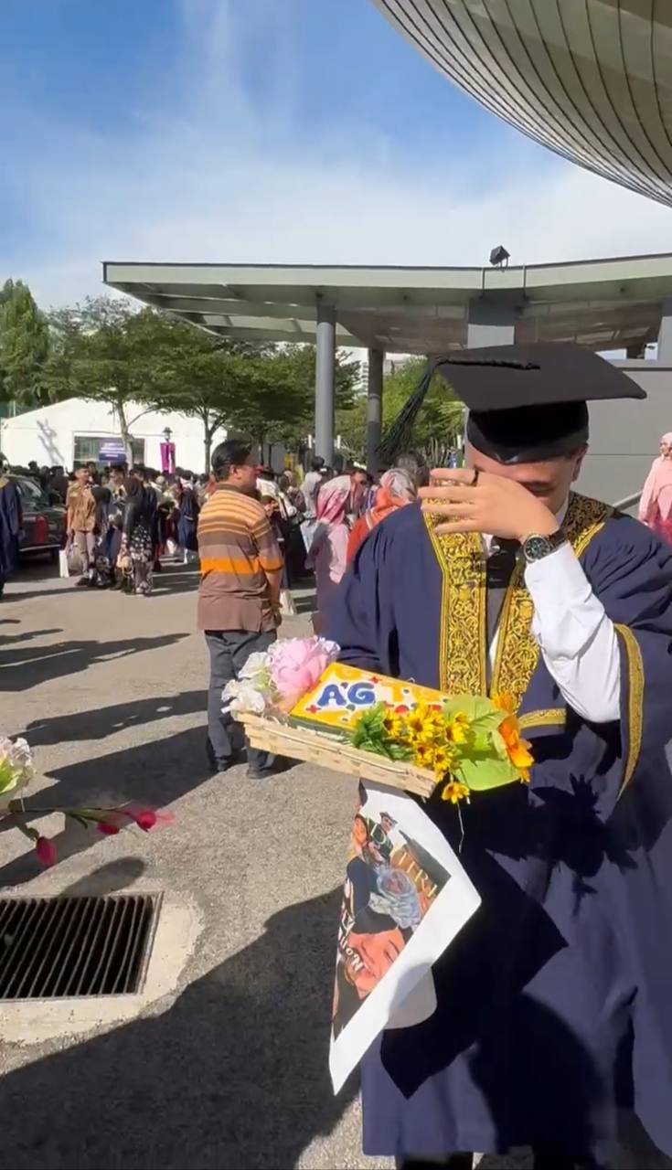 Graduan terima hadiah ayam gepuk