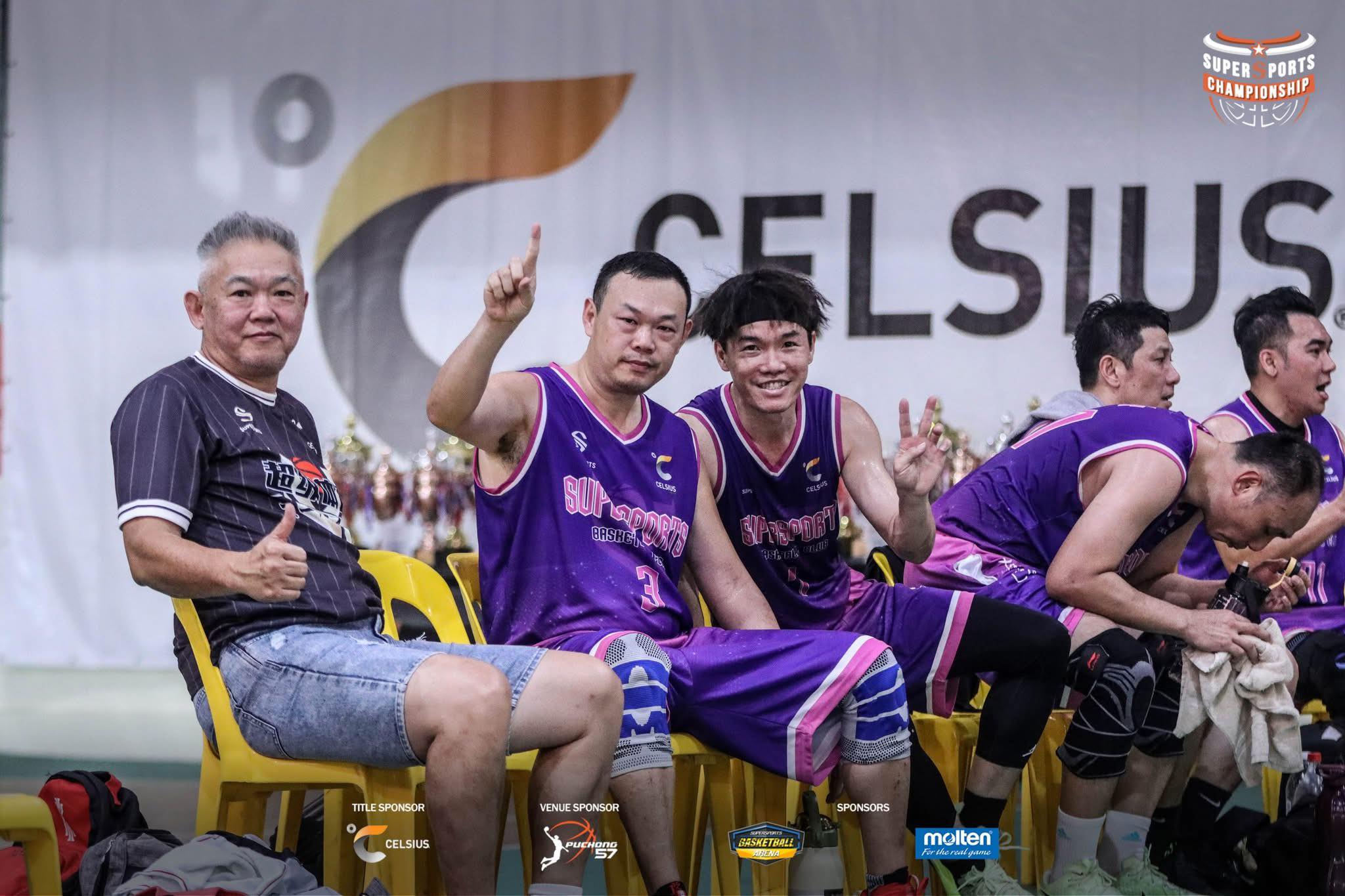 Tee Chun Guan with his teammates