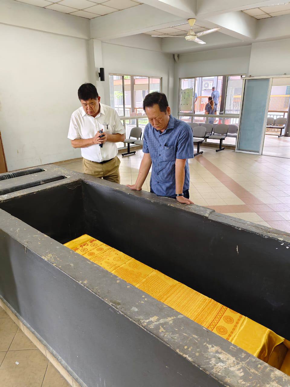 Uncle Kentang helps deceased person relocates wig 3